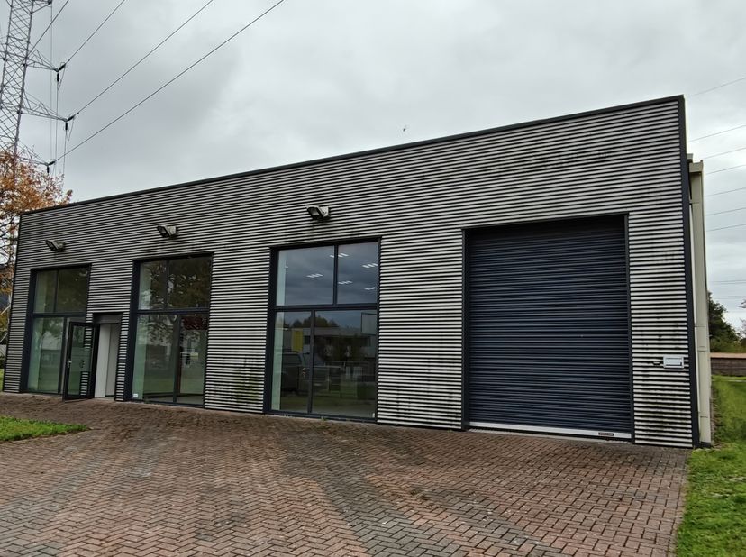 Situé au centre de l'axe Belgique - Pays-Bas, à la sortie et à l'entrée de l'E17.<br />
Carrefour en trèfle de l'axe Anvers-Gand et Terneuzen - Maline