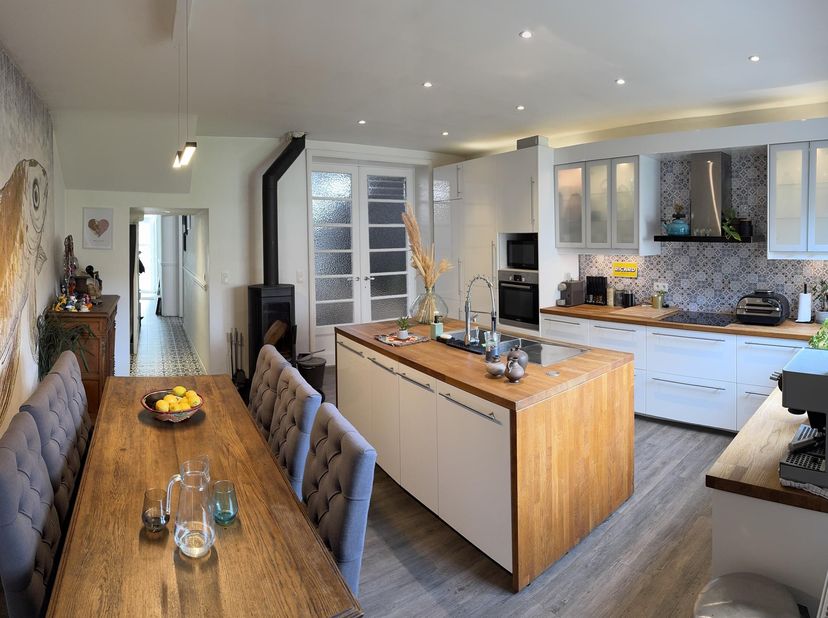 ---Deze beschrijving is automatisch vertaald---<br />
<br />
Deze eengezinswoning, gelegen aan de Place Ferrer 32 in Luik/Ougrée, biedt ruime kamers,