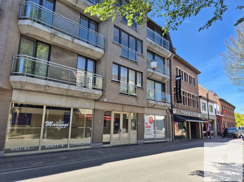 Bent u op zoek naar een lichtrijk en bijzonder ruim appartement op een toplocatie? Dan is dit appartement in het hart van Aalter zeker een bezoek waar