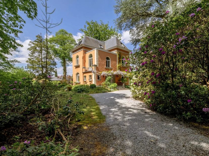 Christie's biedt u deze luxe villa te huur aan, gelegen in een groene omgeving, dicht bij alle voorzieningen: bus, (internationale) scholen, winkels e