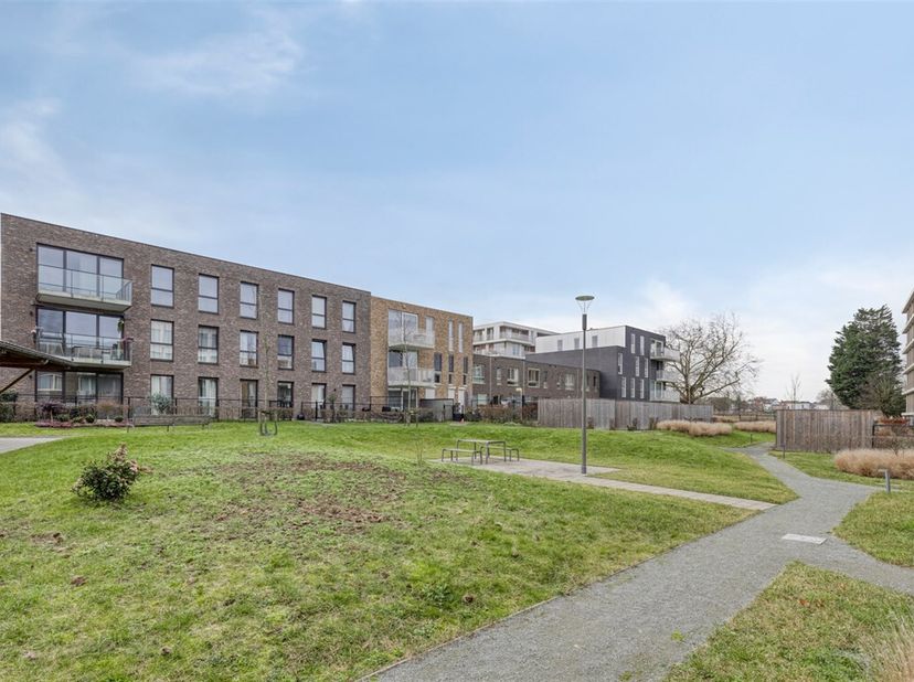 Instapklaar, energiezuinig 2 slaapkamer appartement (83m²) met terras, gem. tuin en autostaanplaats.<br />
Ontdek dit recent en instapklaar appartemen