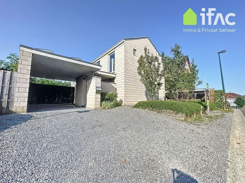 Moderne villa (bouwjaar 2002) met 4 slaapkamers, 2 badkamers en tuin op een perceel van 5a87ca.<br />
Gelijkvloers: inkomhal (4 m²), apart toilet met