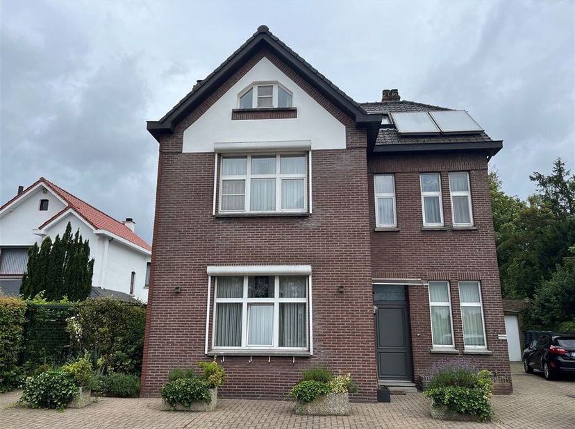 Woning met 5 slaapkamers en handelsruimte op toplocatie in Hechtel<br />
Ligging<br />
Gelegen aan de Peerderbaan 15 te Hechtel-Eksel, in het centrum