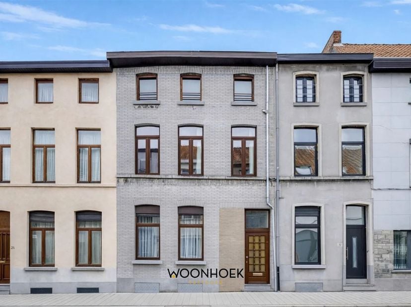 À un emplacement stratégique exceptionnel, à proximité de Gand-Dampoort et du centre historique, vous trouverez cette impressionnante maison de ville