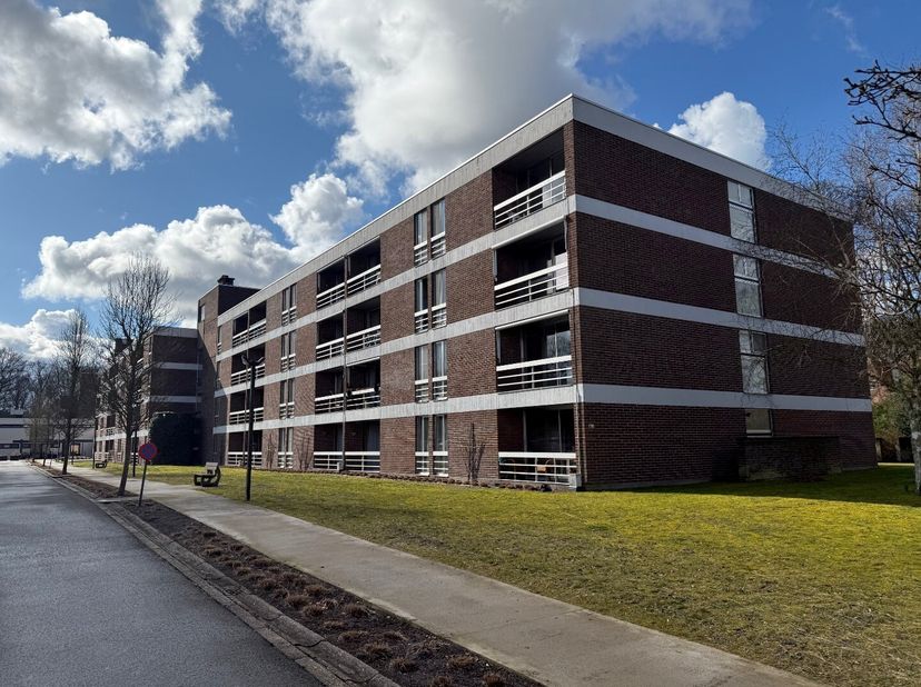 Deze assistentiewoning bevindt zich in blok B van de residentie Berkenhof, rustig gelegen en toch op korte afstand van het centrum van Assebroek. Dank