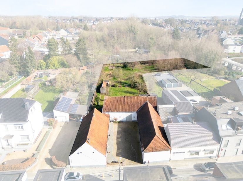 À vendre : authentique maison de style fermette semi-détachée à Outer (Gentsestraat 115), en périphérie de Ninove, avec grand jardin et excellentes co