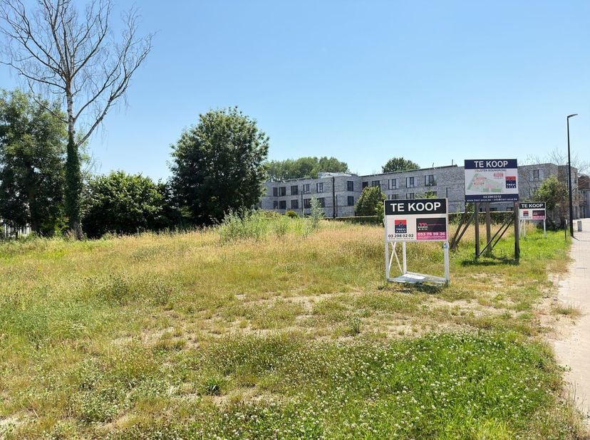PERCEEL BOUWGROND MET OPPERVLAKTE VAN 539 M² VOOR HALFOPEN BEBOUWING.<br />
 Het perceel is gelegen in het centrum van het landelijke Baardegem (Aals