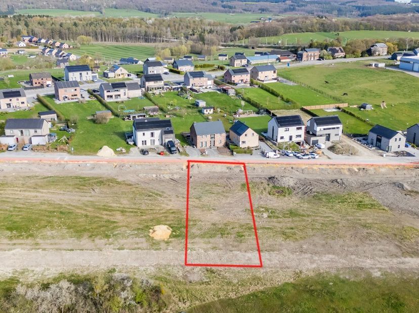 ERA B-LUX vous propose ce terrain à bâtir idéalement situé à Sinsin, bénéficiant dune superbe vue dégagée sur la campagne.Avec une superficie de 1.000