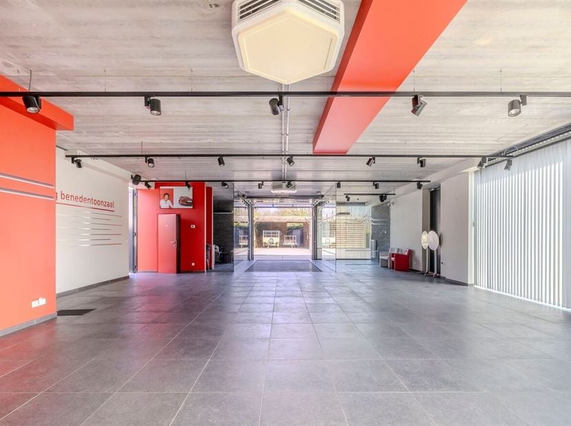 Recente open bebouwing met veel mogelijkheden te Herselt<br />
Bij het betreden van de woning komt u op het gelijkvloers in een grote polyvalente ruim
