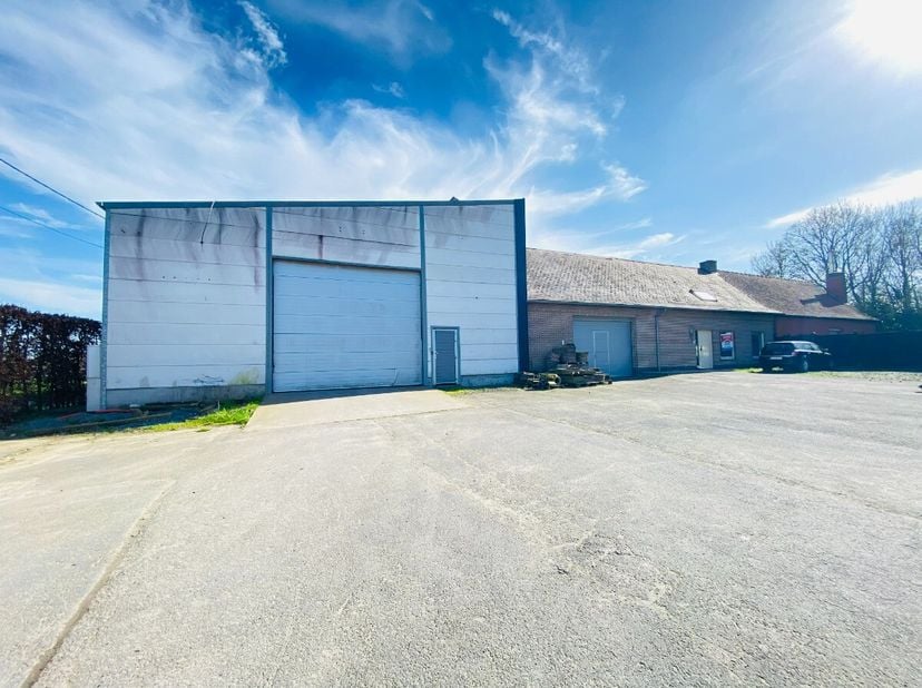 Loods 475m² in nijverheidszoneLoods 1 oppervlakte : 475m²sanitair blok met 2 toiletten en spoelbak ong 12 meter breed en 37 meter diepautomatische poo