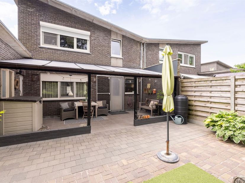 Gunstig gelegen gerenoveerde woning met 4 slaapkamers.<br />
Indeling:<br />
Gelijkvloers: <br />
Inkomhal met gastentoilet, ruime leeftruimte, ingeri