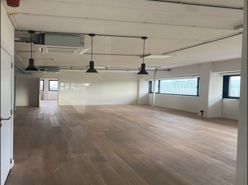 ALGEMEEN<br />
Instapklare kantoorruimte van ca. 190 m² te huur op de tweede verdieping van een kantoorgebouw in Burcht. De ruimte bestaat uit een ope