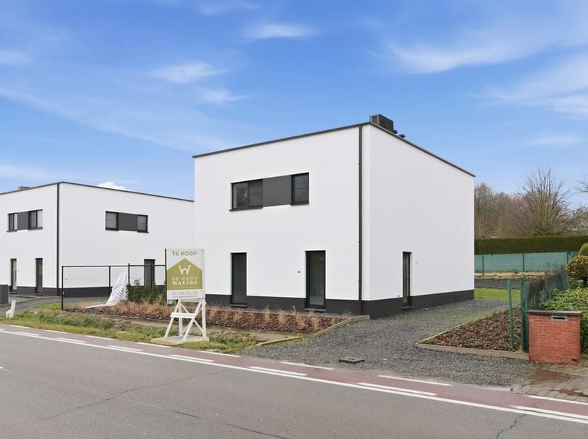 Ligging In Alken, vinden we langs de Steenweg ter hoogte van nummer 378 deze knappe nieuwbouwwoning terug. We bevinden ons in een residentiële buurt w