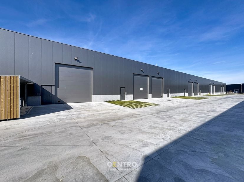Benaderende OPPERVLAKTE:<br />
Magazijn: 238.65m²<br />
Mezzanine: 74.37m²<br />
Inclusief 2 private parkeerplaatsen en mezzanine&amp;nbsp;voor de deur (g
