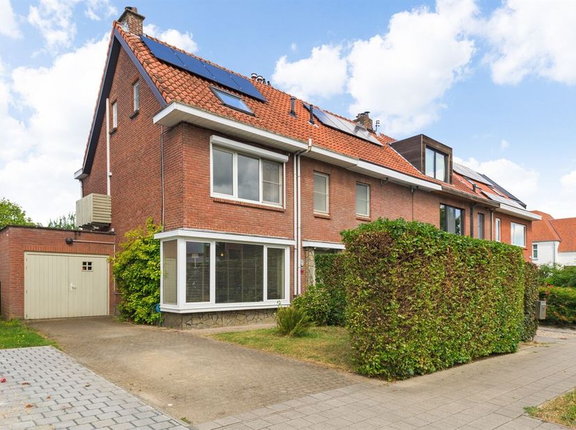 Gerenoveerde halfopen gezinswoning met 4 slaapkamers op toplocatie in Hove!<br />
Ligging: Gelegen in de gegeerde Bloemetjeswijk, in het centrum van H