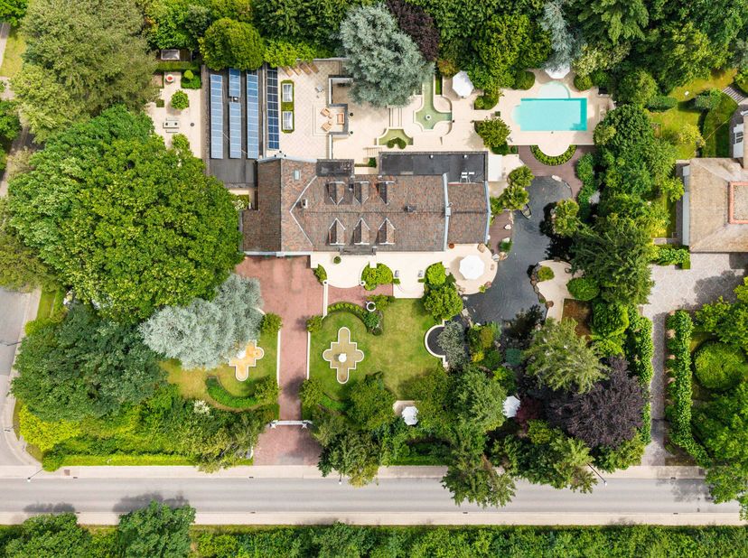 Te midden van absolute rust, pal naast het prachtige Nationaal Park Hoge Kempen, bevindt zich deze uitzonderlijke residentie: "Manoir des Lions". Een