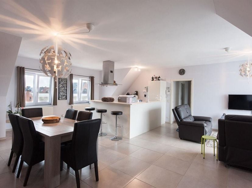 Appartement spacieux situé au centre de Beerse, à proximité des commerces, de l'E34 et des transports en commun.<br />
L'appartement comprend un hall