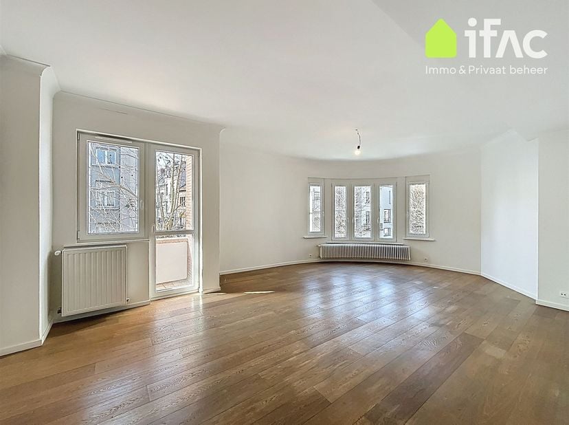 Deuxième étage : Hall d'entrée (9m²) avec toilettes séparées, séjour (30m²), cuisine (17m²) (plaque de cuisson, four, hotte), chambre de 18m² avec pla