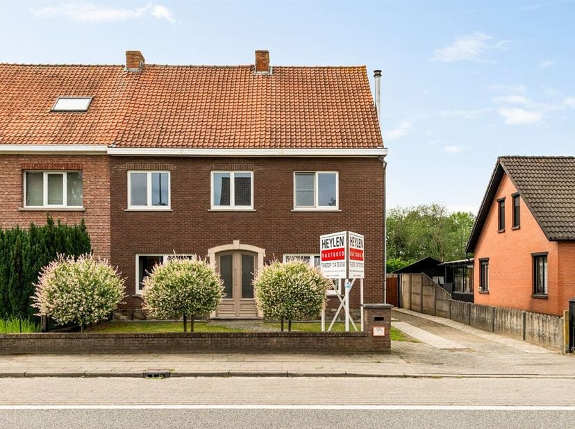 Spacieuse maison de 3 chambres à coucher, prête à être emménagée, sur 6a 30ca à Lichtaart<br />
Situation : Idéalement située à quelques minutes à pie