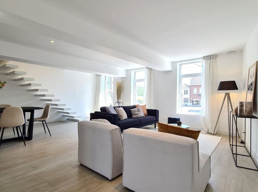Te koop: ruim duplexappartement met 3 slaapkamers en 2 badkamers in Frasnes<br />
Op de Markt van Frasnes bevindt zich dit ruime duplexappartement, wa