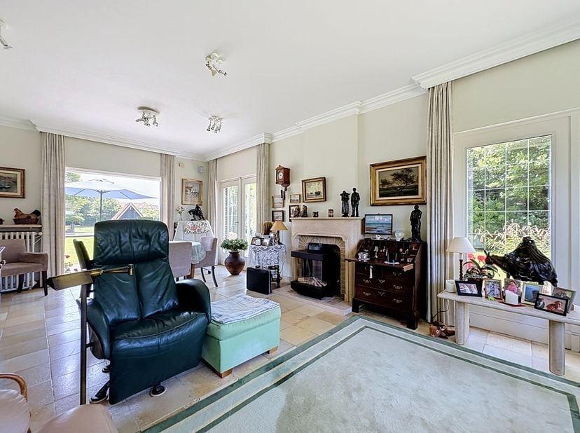 Deze charmante en zongerichte villa geniet van een bijzonder rustige ligging, op slechts enkele minuten wandelen van het centrum van Koksijde.&amp;nbsp;De
