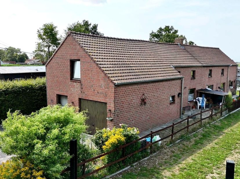 Bent u op zoek naar een te renoveren woning in Koekelare met veel potentieel? Dan is deze halfopen bebouwing misschien wel uw ideale renovatieproject.