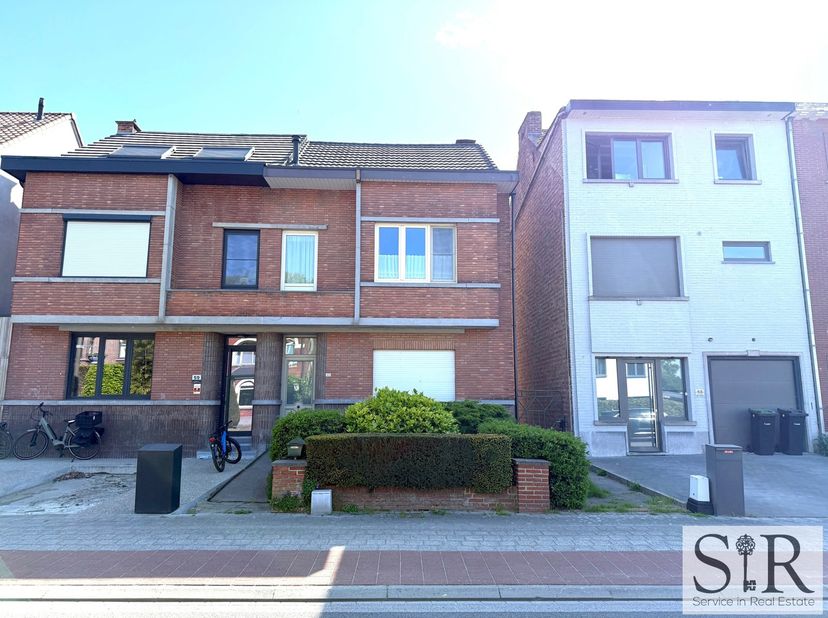 Karaktervolle woning met 2 slaapkamers en grote tuin te koop. Ben je op zoek naar een rustig gelegen woning vlakbij Mechelen, met vlotte verbinding me