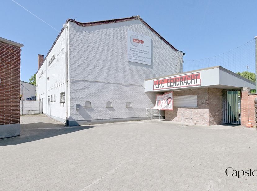 Het gebouw bestaat uit een gelijkvloers met 2 vergaderruimtes, ruimte voor keuken en toiletten. <br />
De bovenverdieping omvat een heel grote ruimte