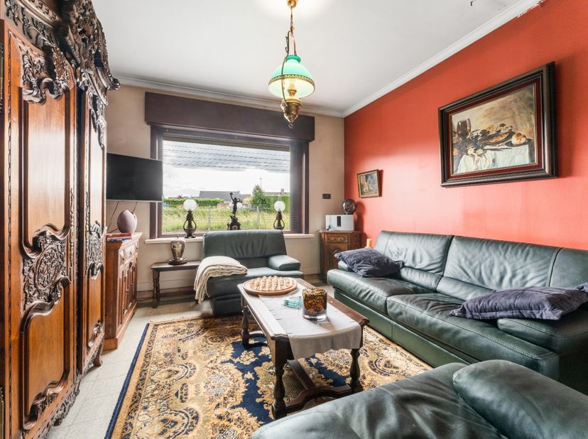 Bent u op zoek naar een gezellige woning?<br />
Dan is deze woning in Ardooie zeker een bezoek waard!<br />
Op het gelijkvloers beschikt de woning ove