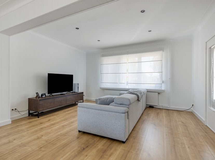 Op een toplocatie te centrum Bevel bevindt zich deze charmante rijwoning met 3 slaapkamers, gezellige tuin en garage.<br />
<br />
De woning geniet ee