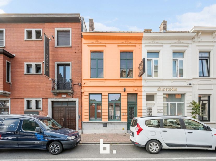 Dit prachtige handelspand met ruime woonst bevindt zich op een absolute toplocatie in het centrum van Roeselare. Dankzij de uitstekende zichtbaarheid