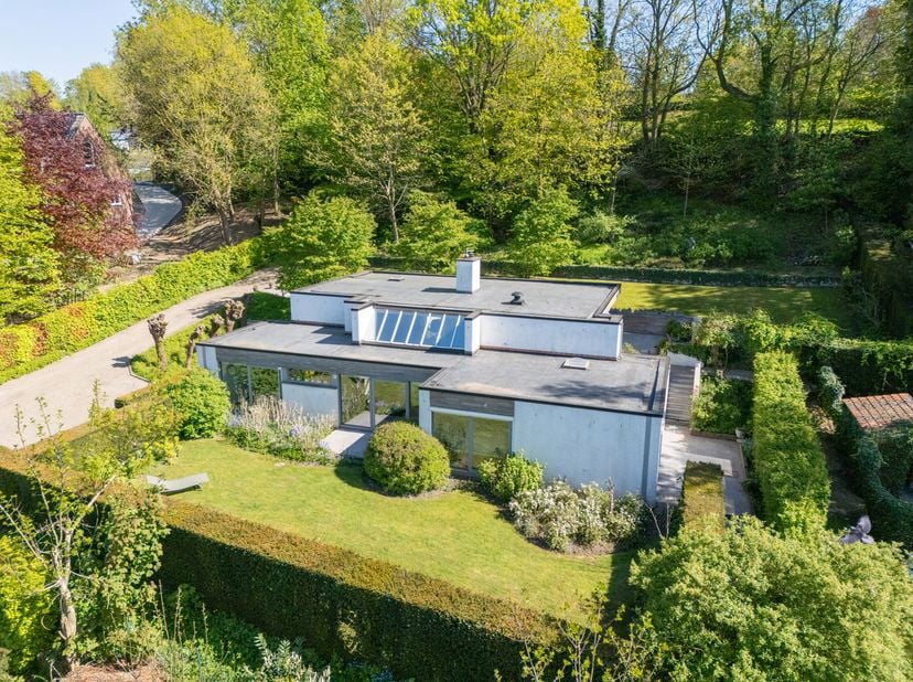 Deze prachtige bungalow, ontworpen door architect Abel Vanheuverswyn, is rustig gelegen in een groene omgeving te Oudenaarde. <br />
Via de lange opri
