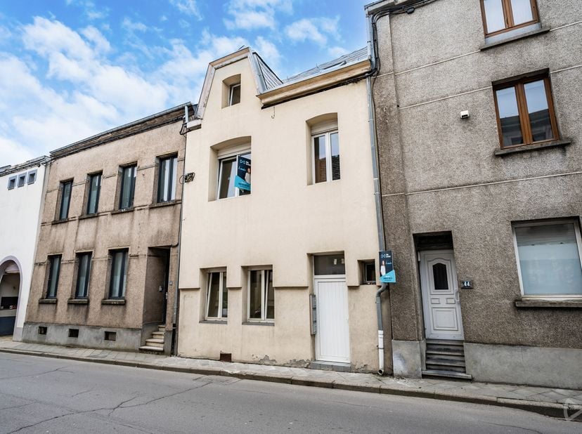 We Invest Sud-Luxembourg vous présente cette maison unifamiliale offrant un excellent potentiel. Située à proximité immédiate du centre-ville, de tous