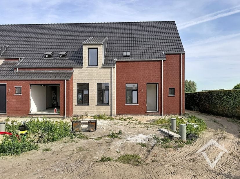 Deze nieuwbouwwoning bestaat uit: inkomhal - toilet - living - keuken - terras - tuin - wasplaats - berging - nachthal - 4 slaapkamers - badkamer - zo