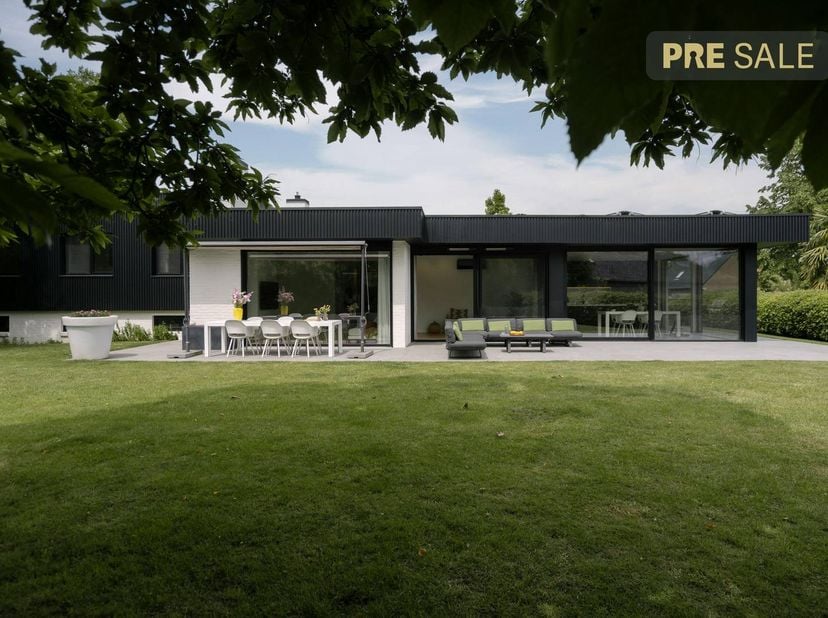 In de gegeerde Rodenburgverkaveling bevindt zich deze instapklare villa op een uitzonderlijk rustige ligging in een doodlopende straat. Hier geniet u