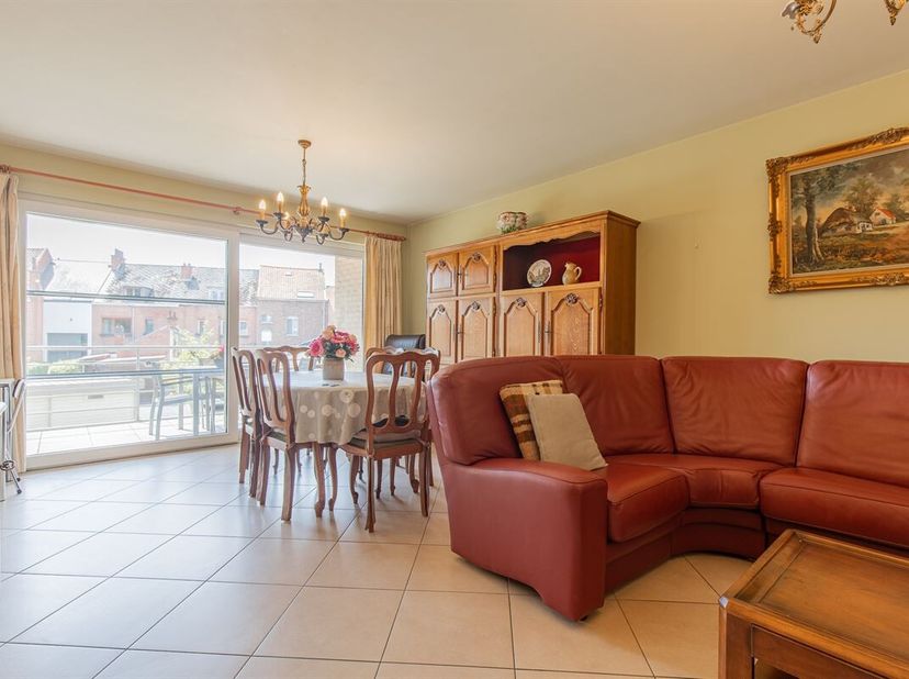 Op een rustige en vlot bereikbare locatie in Kapelle-op-den-Bos bevindt zich dit goed onderhouden appartement, ideaal voor wie op zoek is naar comfort