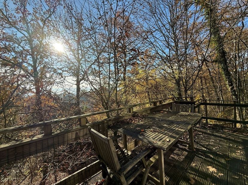 Chalet situé dans l'agréable parc de vacances ''Sunclass'' situé à 2km du centre de Durbuy.<br />
Ce chalet peut accueillir 4 personnes et se compose