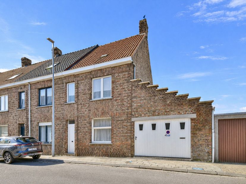 Deze te renoveren halfopen bebouwing op een perceel van ruim 300 m² biedt tal van mogelijkheden voor wie centrale ligging en potentieel zoekt. De woni