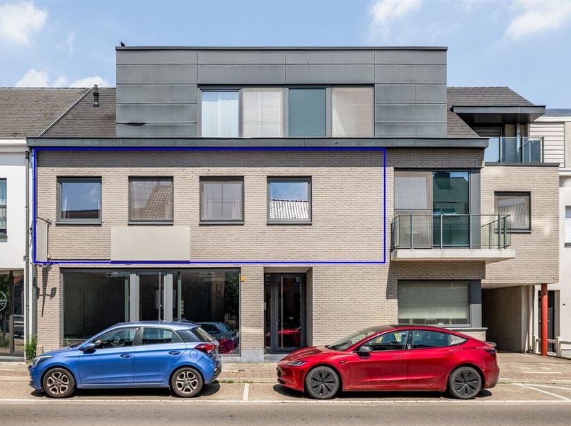 Cet élégant appartement construit en 2012 allie des finitions modernes à une excellente performance énergétique et bénéficie d'un emplacement central