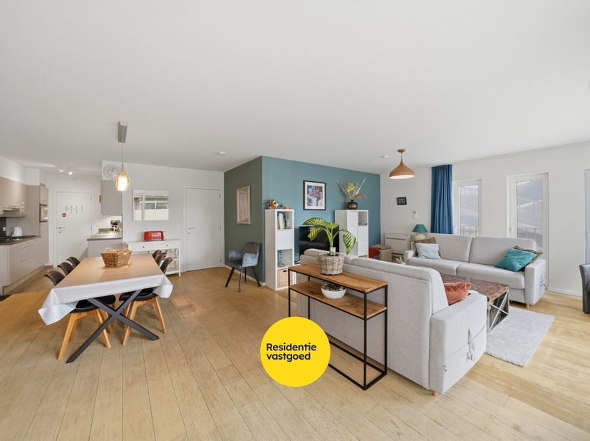 Op zoek naar een ruim appartement aan de Belgische kust met zonnig terras? Dit verzorgd appartement in Bredene combineert comfort, licht en een uitste