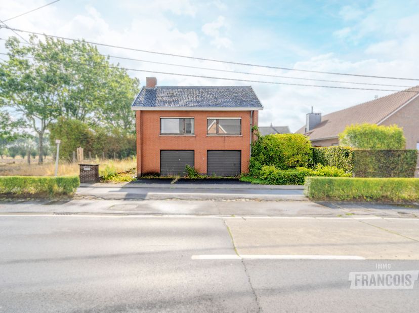 Op super gunstige locatie in Torhout, dicht bij het centrum, winkels, scholen en openbaar vervoer vinden we deze alleenstaande woning terug op een per