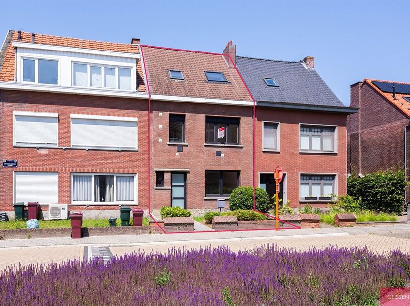 Stijlvol gerenoveerde woning met zonnige tuin! Op zoek naar een instapklare gezinswoning waar comfort, ruimte en energiezuinigheid centraal staan? Dan