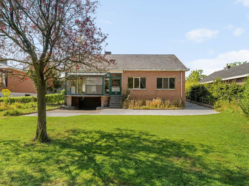 Centraal gelegen in Onze-Lieve-Vrouw-Waver vinden we deze ruime vrijstaande woning terug op een perceel van maar liefst 1.000 m². Dankzij de praktisch