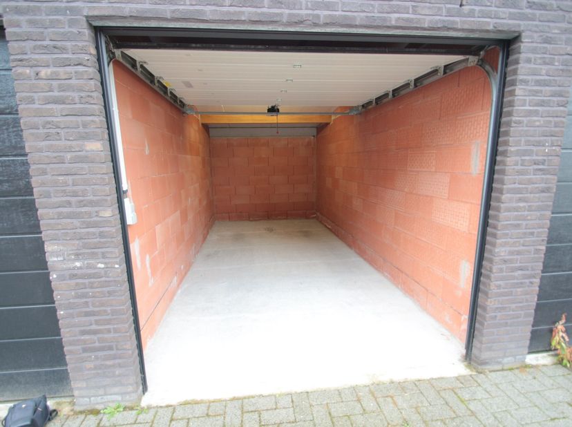 Recente afsluitbare en droge garage: Centraal gelegen garage (2,68m x 5.13m) met automatische kantelpoort. Vaste verlichting en elektriciteit aanwezig