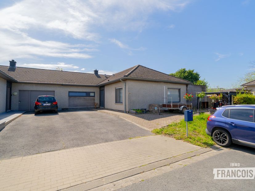 Ontdek deze verzorgde halfopen gelijkvloerse woning in een rustige woonwijk in Diksmuide, waar je geniet van een aangename woonomgeving én een vlotte