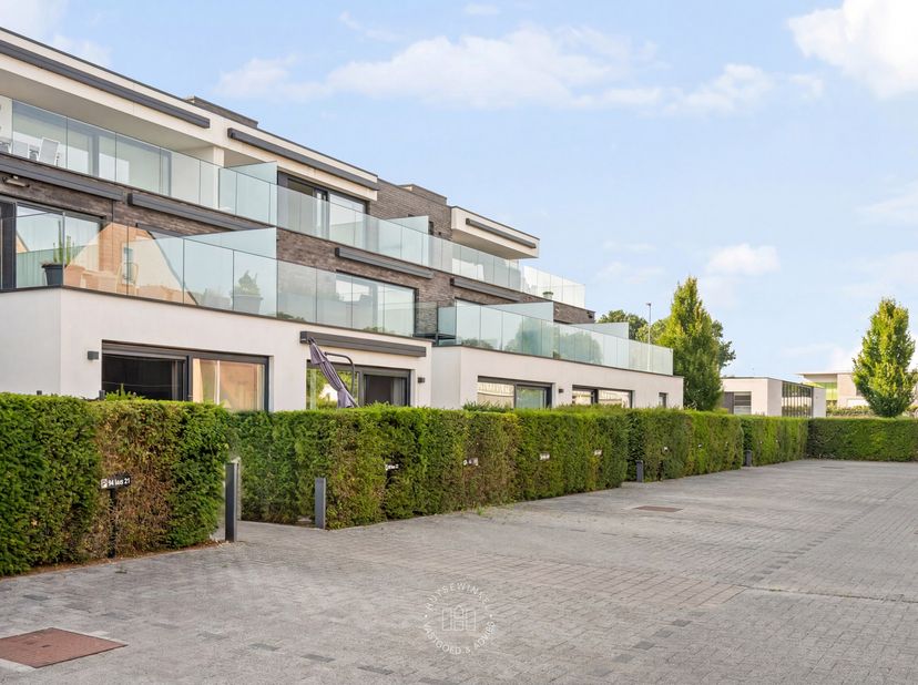Dit verzorgde appartement in Waregem combineert ruimte en wooncomfort op een uitstekende ligging. Bij het binnenkomen wordt u meteen verwelkomd in de