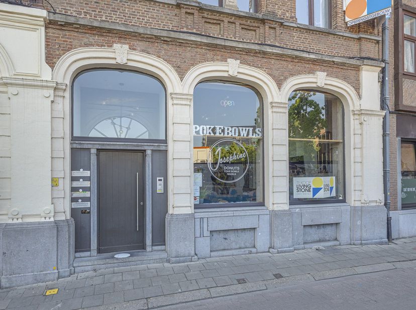 Situé à un emplacement exceptionnel sur la Place Joseph Possoz, au cœur du centre animé de Halle, ce rez-de-chaussée commercial d’environ 92 m² bénéfi