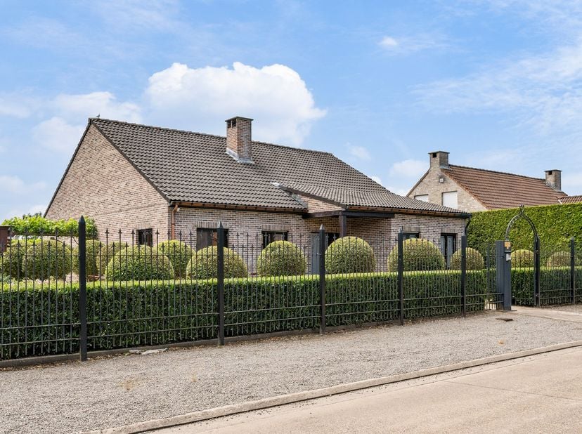 Traditioneel gebouwde villa van 1992 in een residentiële buurt met weinig doorgaand verkeer, doch met vlotte toegang tot alle nuttige voorzieningen.<b