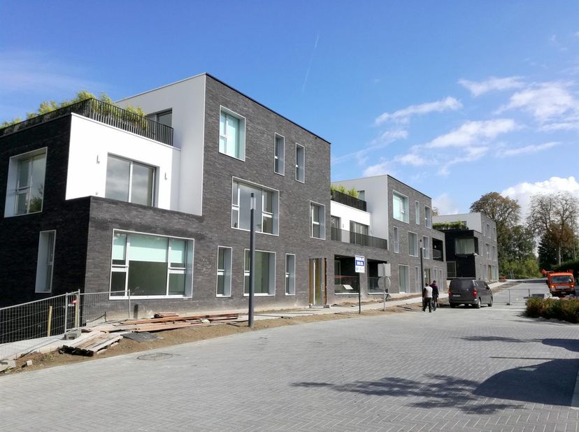 Au sein des "Jardins du vallon", ensemble de commerces (Aldi / Partena,...), appartements et bureaux de style contemporain.<br />
Emplacement intérieu