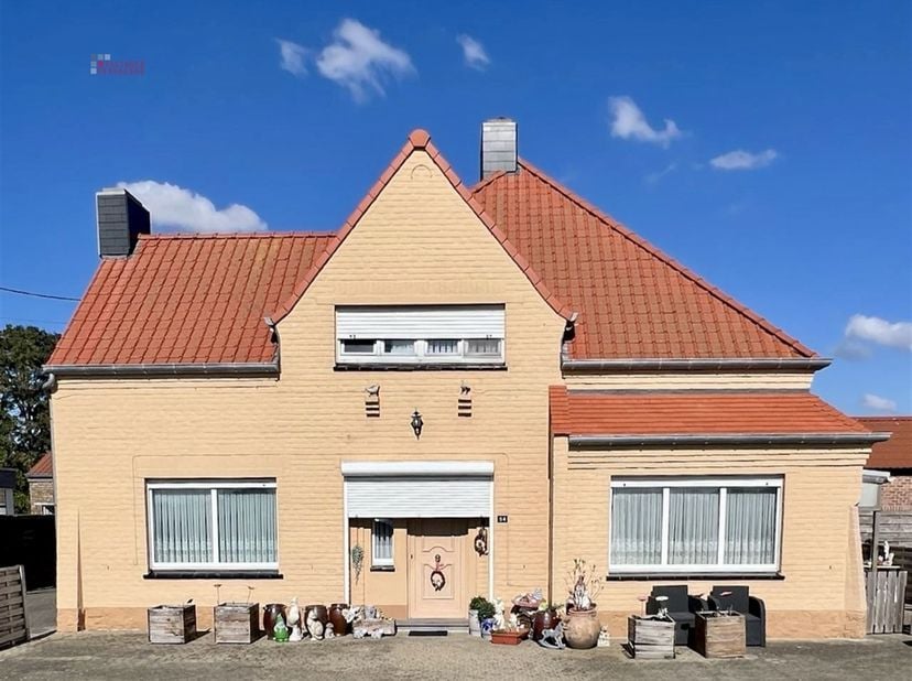 Een open bebouwing op een totale grondoppervlakte van 401m². <br />
<br />
De woning is als volgt ingedeeld op het gelijkvloers: inkom, slaapkamer,